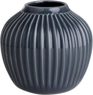 Se Kähler Hammershøi Vase 12,5 cm. Str H:12,5 B:13,5 cm - Vaser ❤ Stort online udvalg i Kähler ❤ Meget billig fragt og hurtig levering: 1 - 2 hverdage - Varenummer: MGS-S00424790 og barcode / Ean: 5703779153766 på lager - Udsalg på Bolig - Interiør - Vaser & urtepotteskjulere - Vaser Spar op til 57% - Over 1312 kendte brands på udsalg