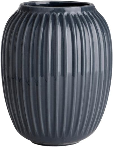 Se Kähler Hammershøi Vase 20 cm. Str H:20 Ø:16,5 cm - Vaser ❤ Stort online udvalg i Kähler ❤ Meget billig fragt og hurtig levering: 1 - 2 hverdage - Varenummer: MGS-S00424791 og barcode / Ean: 5703779153810 på lager - Udsalg på Bolig - Interiør - Vaser & urtepotteskjulere - Vaser Spar op til 53% - Over 1312 kendte brands på udsalg
