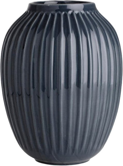 Se Kähler Hammershøi Vase 25 cm. Str H:25 Ø:20 cm - Vaser ❤ Stort online udvalg i Kähler ❤ Meget billig fragt og hurtig levering: 1 - 2 hverdage - Varenummer: MGS-S00424792 og barcode / Ean: 5703779153865 på lager - Udsalg på Bolig - Interiør - Vaser & urtepotteskjulere - Vaser Spar op til 62% - Over 1312 kendte brands på udsalg