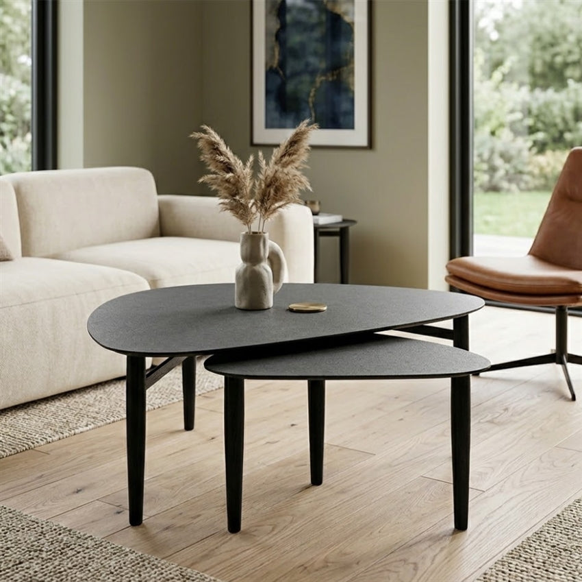 Katrine sofabordssæt fra Thomsen Furniture i mørkegrå stenlook og sort lakeret eg