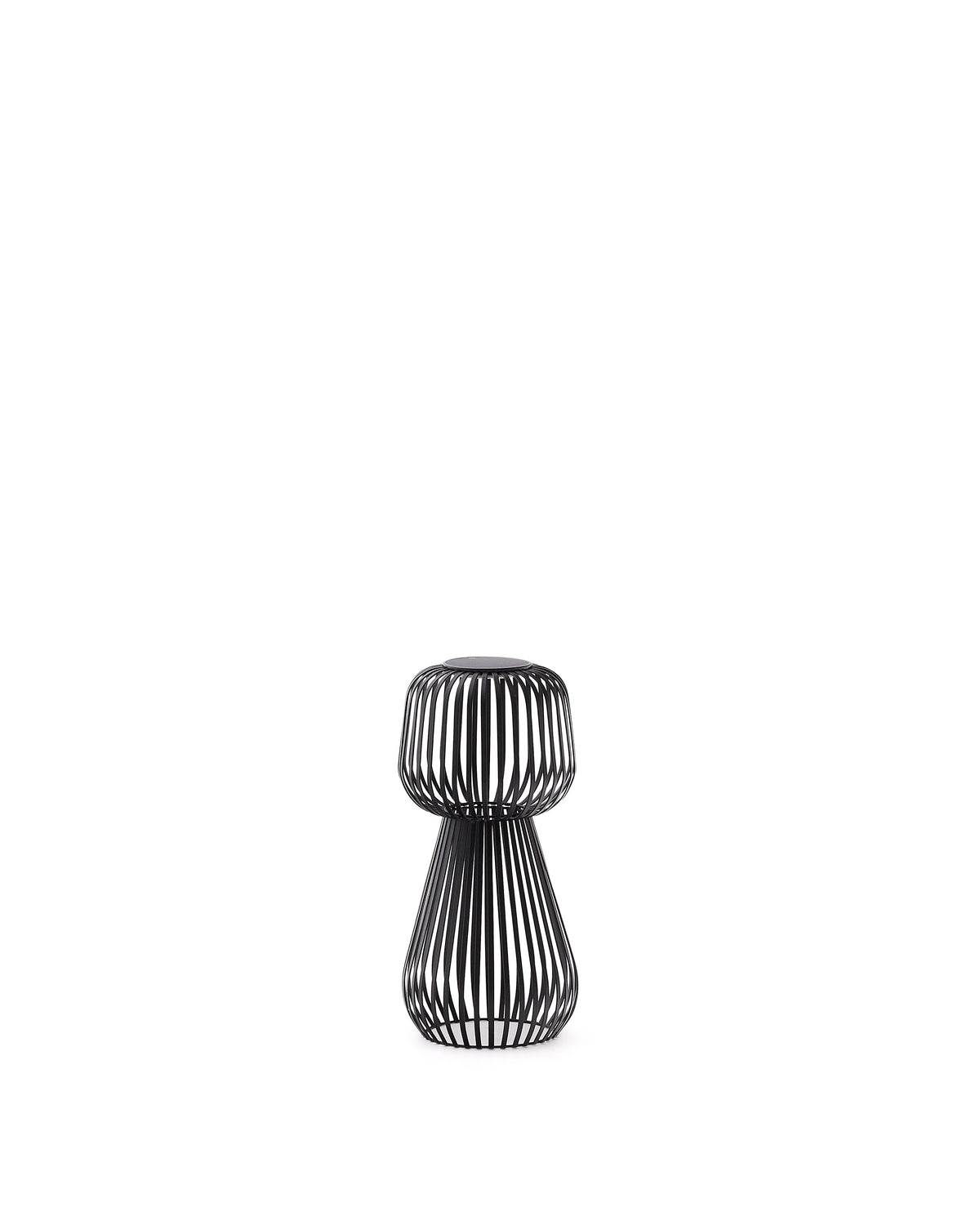 Se KAVE HOME Reiba udendørs bordlampe, bærbar, m. aftageligt solpanel - sort metal ❤ Kæmpe udvalg i Kave Home - Køb online på udsalg og tilbud lige nu ❤ Meget billig fragt og hurtig levering: 1 - 2 hverdage - Varenummer: Boboonline-118024 og barcode / Ean: 8433840994703 på lager - Udsalg på Interiør,Belysning,Udendørsbelysning,
Udendørs møbler,
Havetilbehør,
Terrasse og have,
Udendørs - diverse, Spar op til 51% - Over 785 kendte brands på udsalg