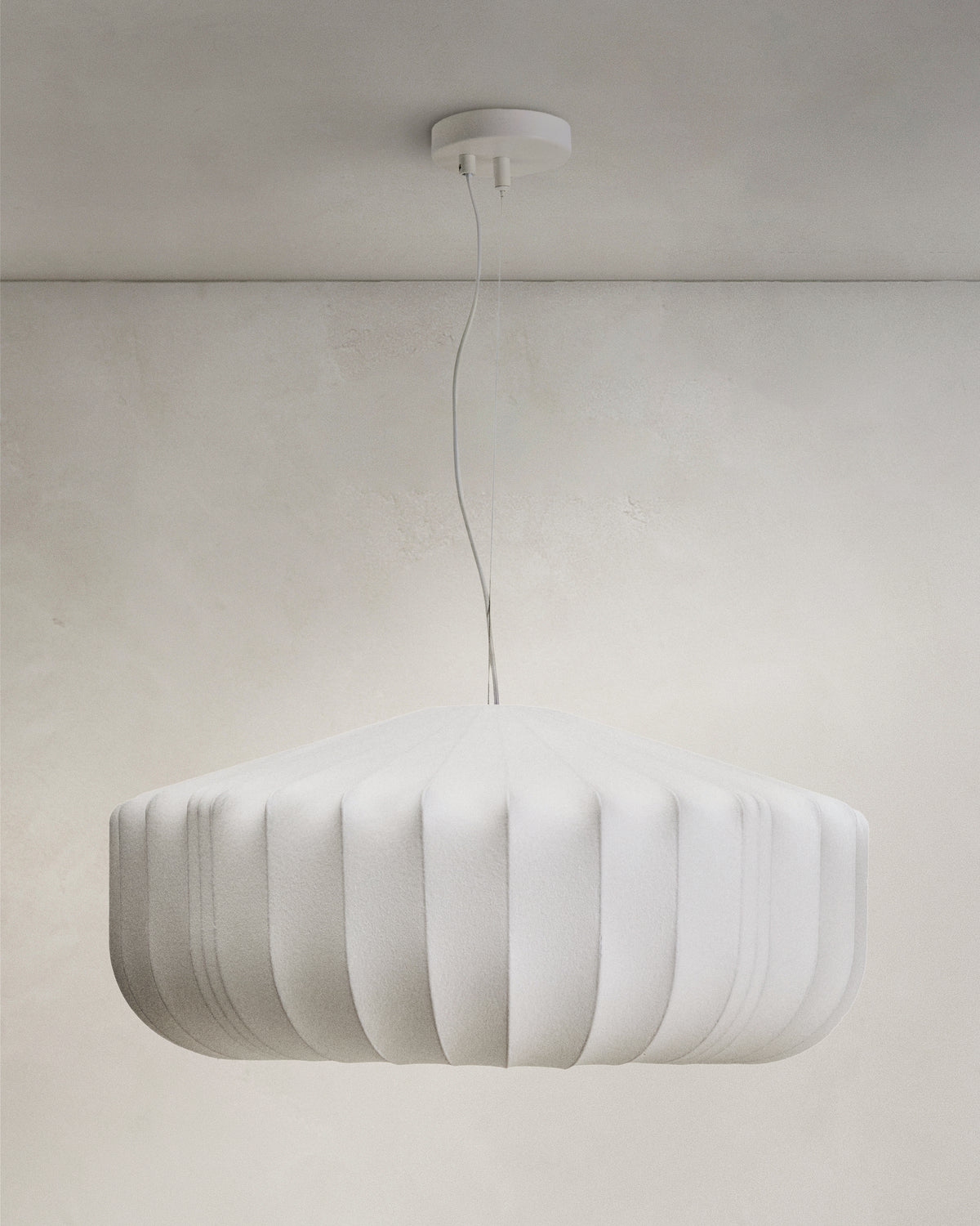 Stor hvid Somar loftlampe af syntetiske fibre og stålstænger fra Kave Home, Ø76 cm
