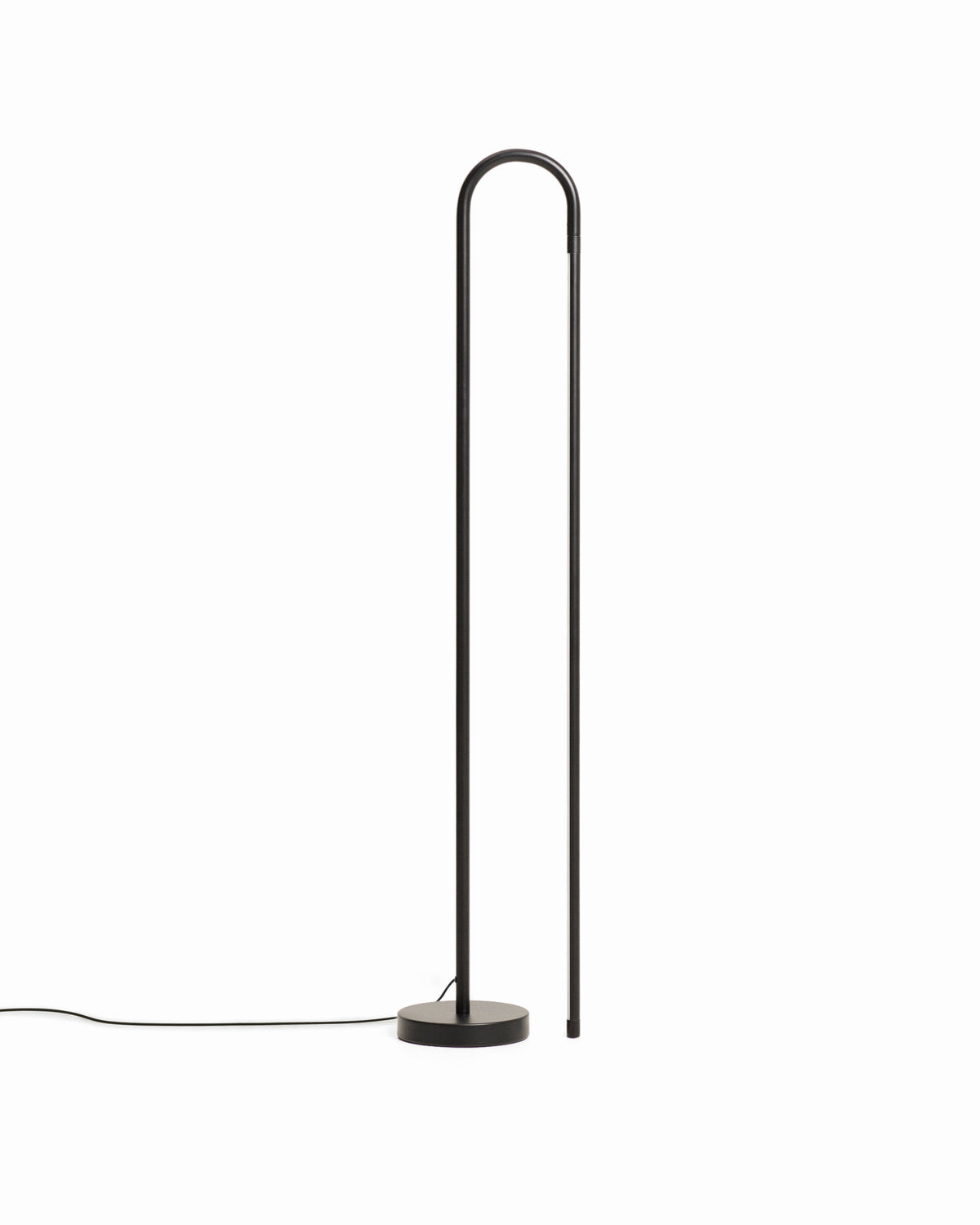 Kave Home Bow gulvlampe i sort aluminium