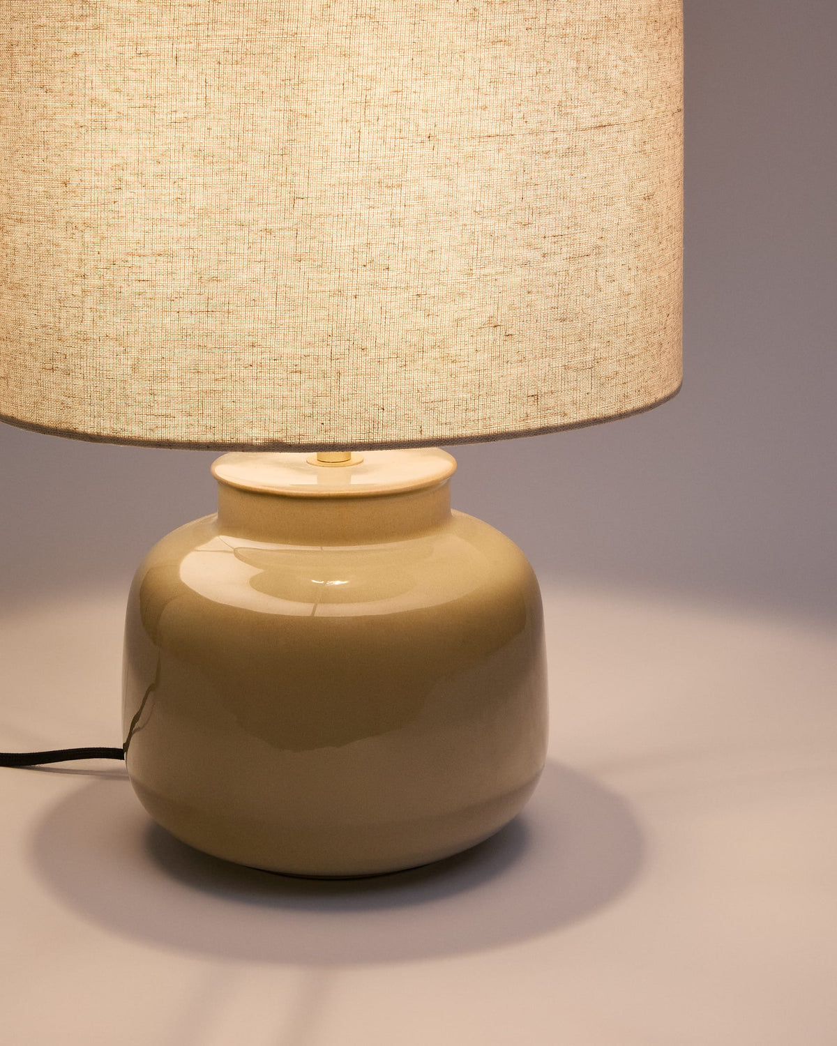 Se KAVE HOME Tay bordlampe i grøn keramik og beige linned ❤ Kæmpe udvalg i Kave Home - Køb online på udsalg og tilbud lige nu ❤ Meget billig fragt og hurtig levering: 1 - 2 hverdage - Varenummer: Boboonline-114029 og barcode / Ean: 8433840921303 på lager - Udsalg på Interiør,Belysning,Lamper,Bordlamper Spar op til 51% - Over 785 kendte brands på udsalg