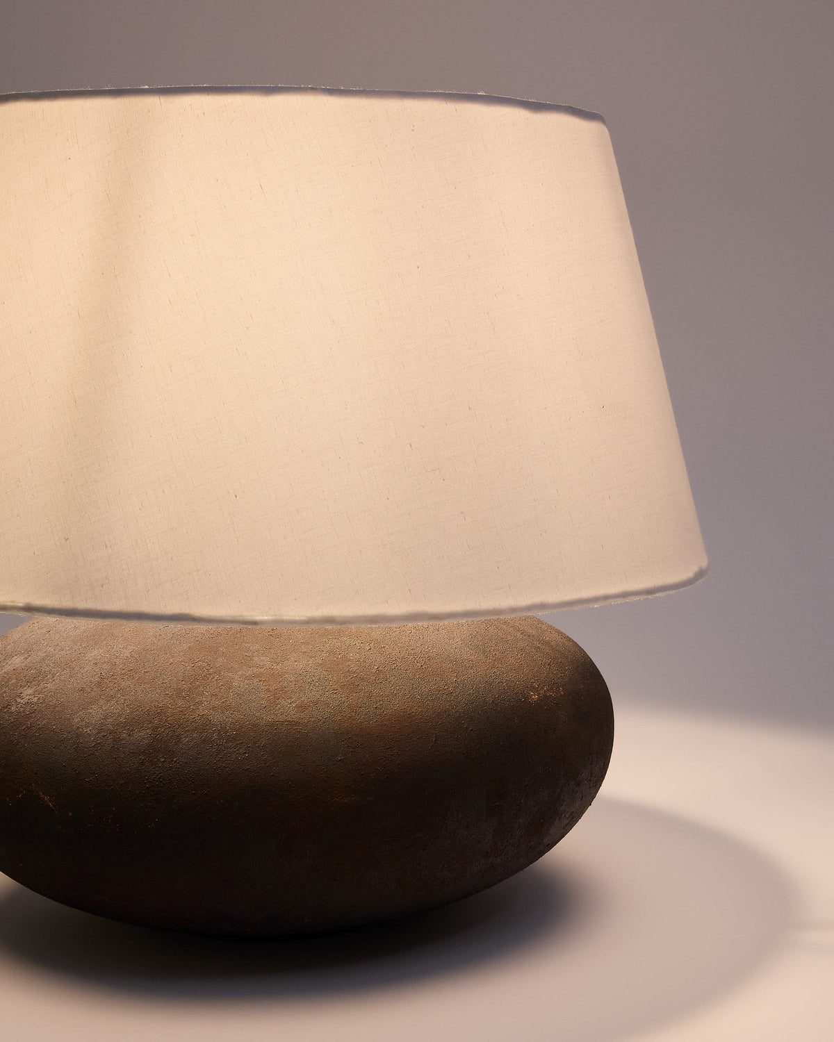 Kave Home Nessi bordlampe i metal med sort terrakottaeffekt