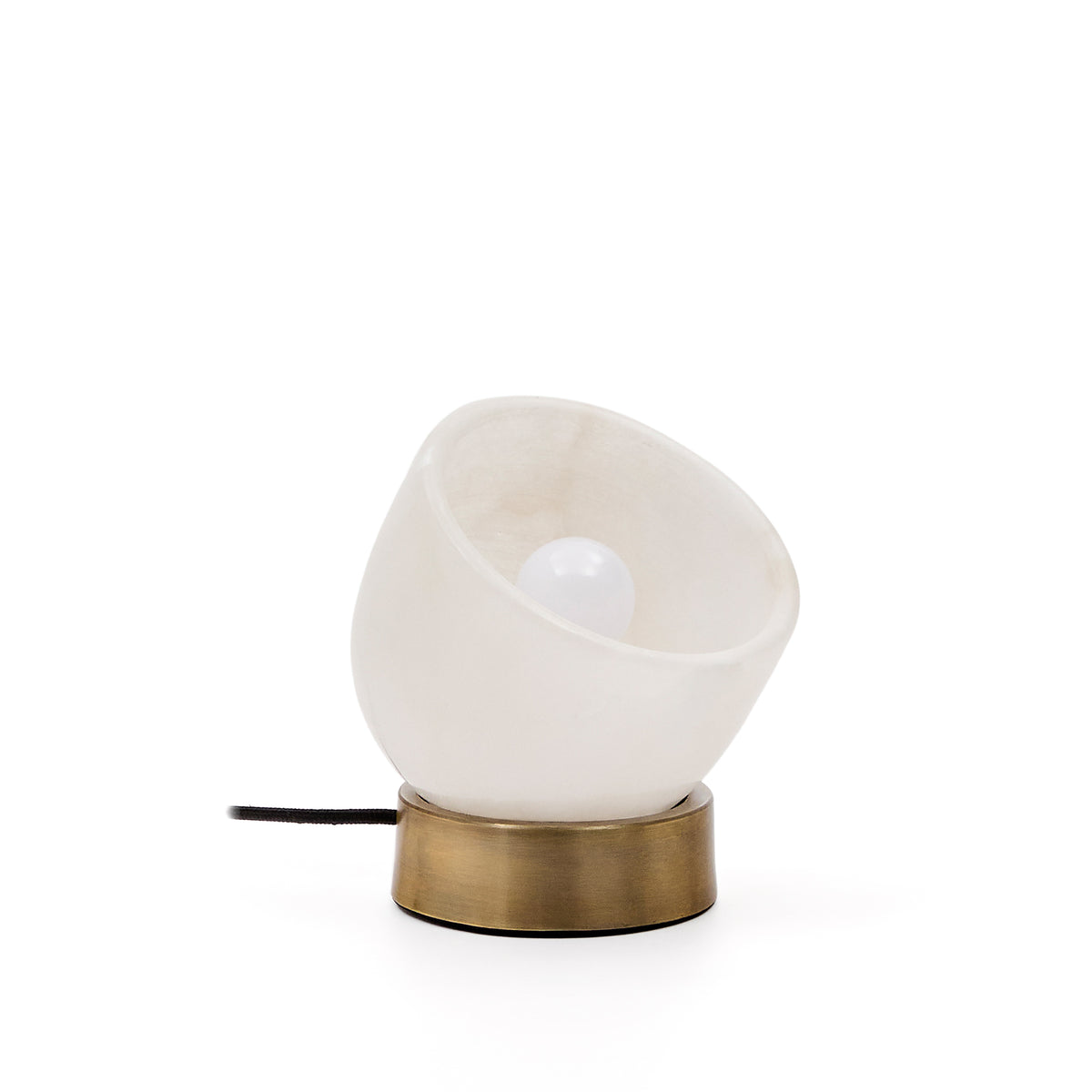 Kave Home Shenli bordlampe i alabast og metal med messingfinish