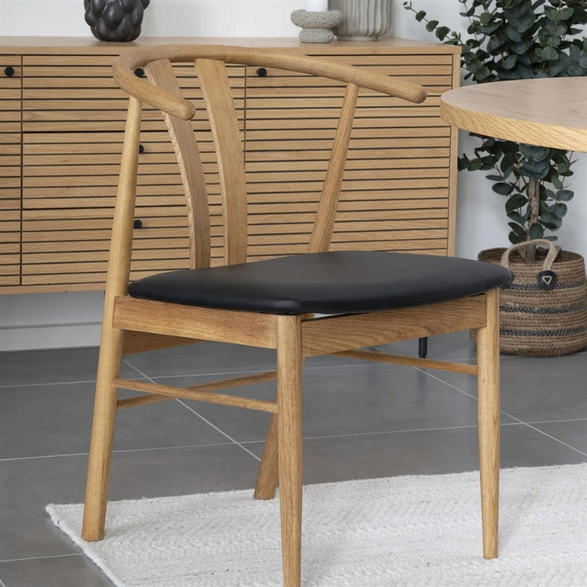 Skagen spisebordsstol fra Scandinavian Living i egetræ med sort sæde