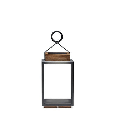 Se Coco hybrid lanterne fra SUNS til sol og strøm i teak og antracit farvet aluminium - str. small - Udendørsbelysning > Hybrid havelamper - SUNS - Spotshop ✔ Kæmpe udvalg i  SUNS ✔ Hurtig levering: 1 - 2 Hverdage samt billig fragt - Varenummer: SPSH-SUN1700241398126110 og barcode / Ean: '1118955090942 på lager - Udsalg på Hybrid havelamper Spar op til 52% - Over 1324 kendte brands på udsalg