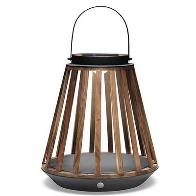Se Kate hybrid lanterne fra SUNS til sol og strøm i teak og antracit farvet aluminium - str. medium - Udendørsbelysning > Hybrid havelamper - Spotshop ✔ Kæmpe udvalg i  Spotshop ✔ Hurtig levering: 1 - 2 Hverdage samt billig fragt - Varenummer: SPSH-SUN1700041498108110 og barcode / Ean: '1118955090751 på lager - Udsalg på Hybrid havelamper Spar op til 54% - Over 1324 kendte brands på udsalg