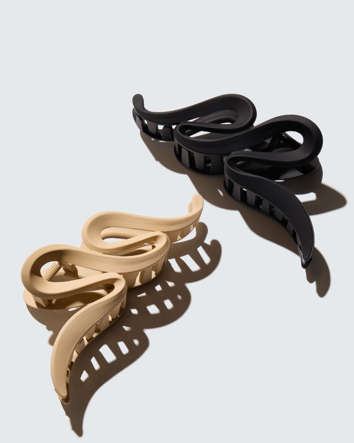 To store Wave-hårklemmer fra Hairlust i sort og beige