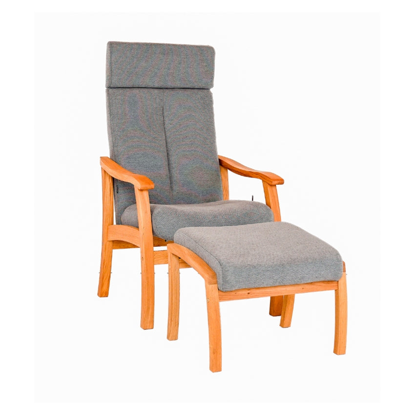 Rebild medium lænestol i gråt stof med stel i massiv eg fra Comfort Living