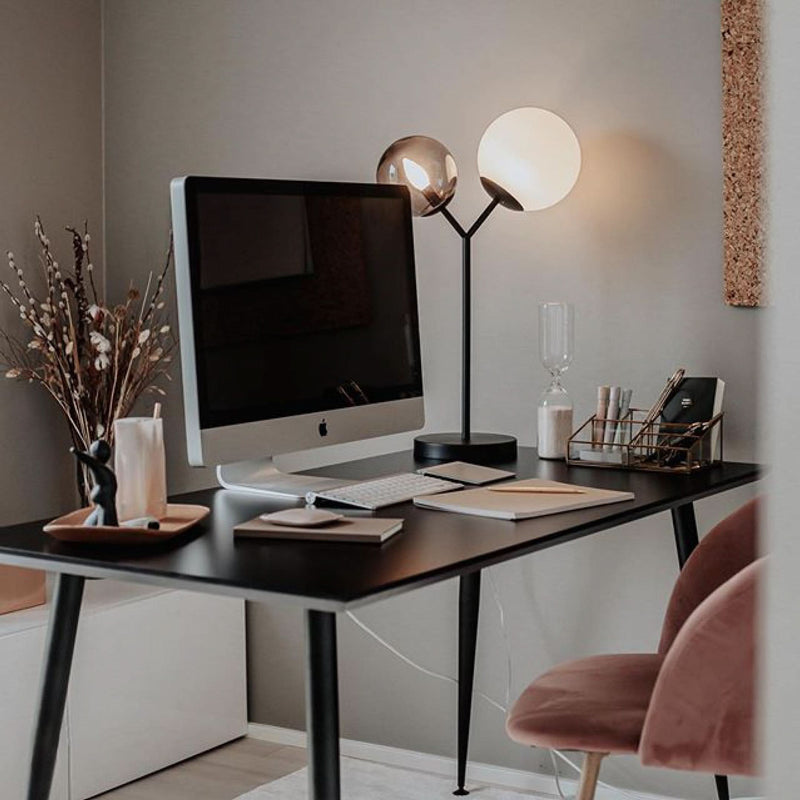 Se billigt skrivebord på udsalg! Sort højtrykslaminat, sorte metalben. 120 x 60 cm. Hurtig levering, billig fragt. Spar op til 63%!