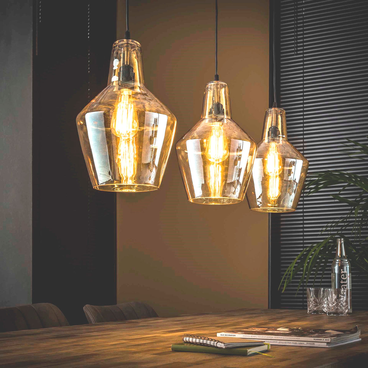 Se Booky- Loftlampe med tre skærme i ravfarvet glas Levering uden pære ❤ Kæmpe udvalg i 3-nordic - Køb online på udsalg og tilbud lige nu ❤ Hurtig levering til lave fragtpriser - Varenummer: 3-nordic-2968-5172 og barcode / Ean: på lager - Udsalg på Lamper - Loftlamper - pendler - Langbordspendler Store besparelser – op til 67% - Store besparelser på over 2.281 brands