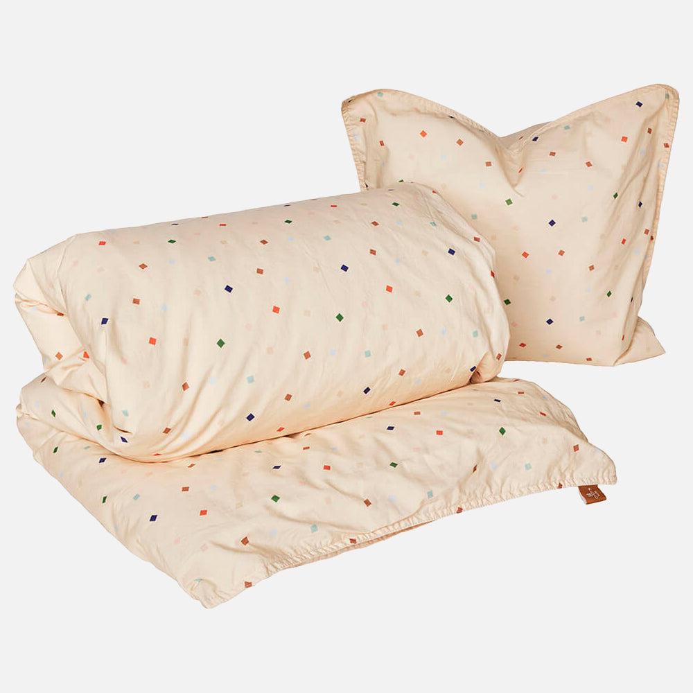 Se OYOY Living Design KONFETTI Sengetøj - 100x140 cm (Junior) ❤ Kæmpe udvalg i OYOY Living Design - Køb online på udsalg og tilbud lige nu ❤ Hurtig levering til lave fragtpriser - Varenummer: HomeFeeling-4496 og barcode / Ean: 5712195081430 på lager - Udsalg på Alt til baby og junior Store besparelser – op til 67% - Store besparelser på over 2.281 brands