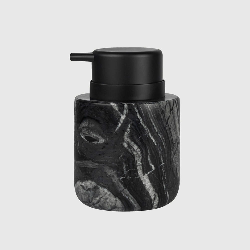 Se Mette Ditmer MARBLE Sæbedispenser lav - Sort ❤ Kæmpe udvalg i Mette Ditmer - Køb online på udsalg og tilbud lige nu ❤ Hurtig levering til lave fragtpriser - Varenummer: HomeFeeling-7988 - Udsalg på Alt i køkkenting og borddækning - Alt til badeværelset - Køkkenindretning - Sæbedispenser og sæbeholder Store besparelser – op til 77% - Shop over 2.281 kendte brands på udsalg
