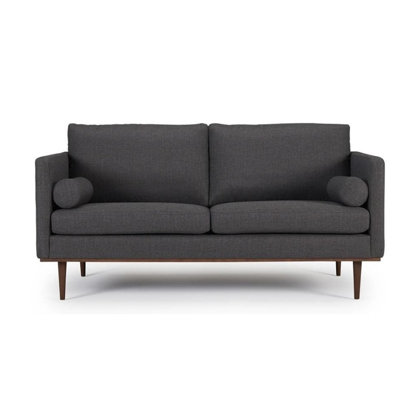 Nordly Sydney 2,5 personers sofa i antracit med ben i valnødfarvet massivt egetræ