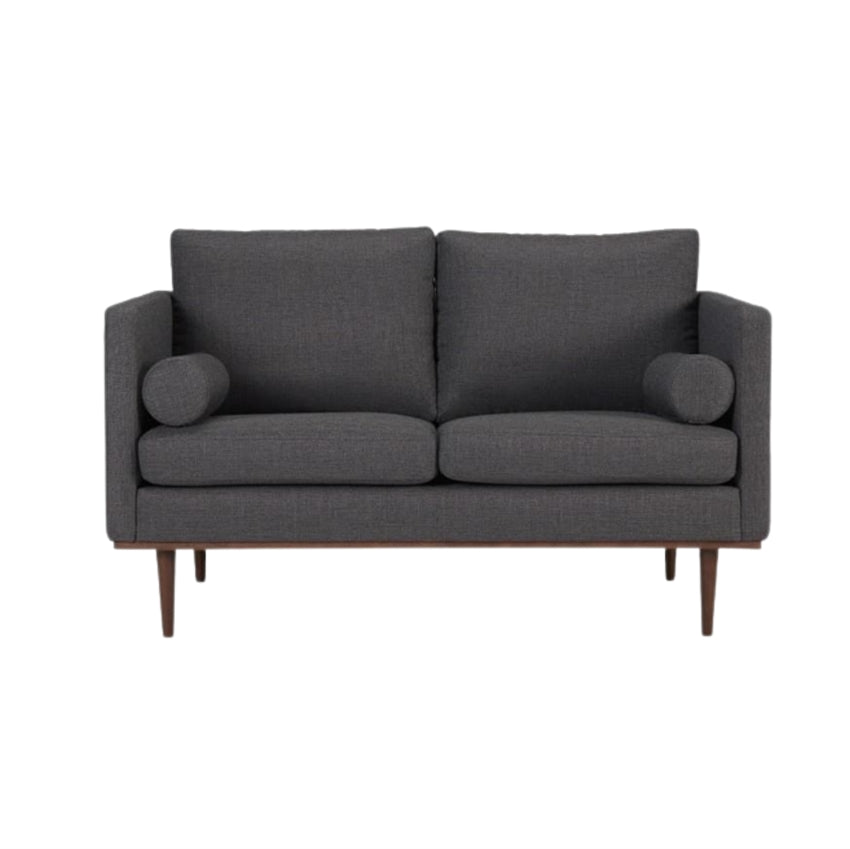 Antracitfarvet Sydney 2 personers sofa fra Nordly med ben i valnødfarvet egetræ