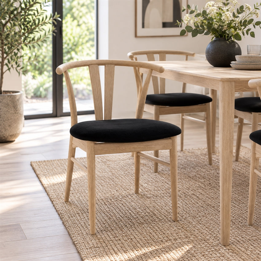 Maja spisebordsstol i eg med mørkt lædersæde fra Rydeberg Furniture