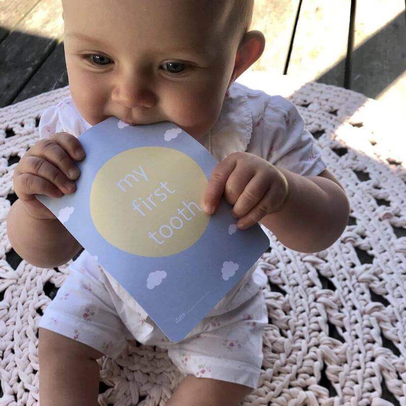 Pakke med 26 engelske milepælskort i rosa nuancer til baby fra Nordic Simply