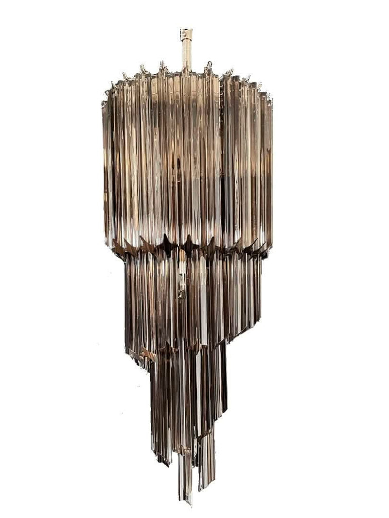 Se tilbud på Murano lysekrone - Spiral - 54 prismer - Røgfarvet Krom blank. Billigt udsalg! Køb online nu. Hurtig levering. Varenummer: CHEVIN-70910.