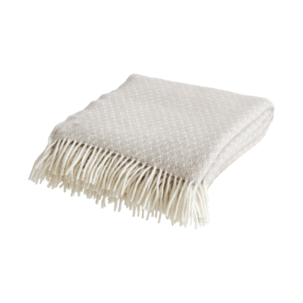 Sandfarvet uldplaid fra Night & Day, modellen Gundega, med frynser i enderne