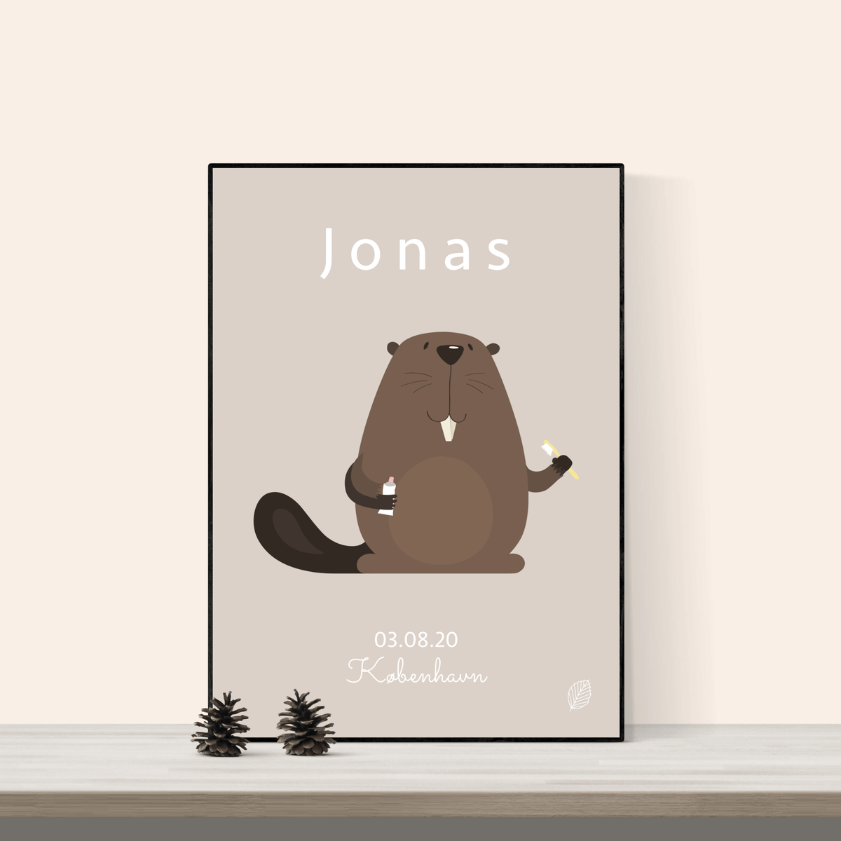 Personlig plakat med brun bæver i ramme i Sort Træ, 30 x 40 cm, fra Nordic Simply