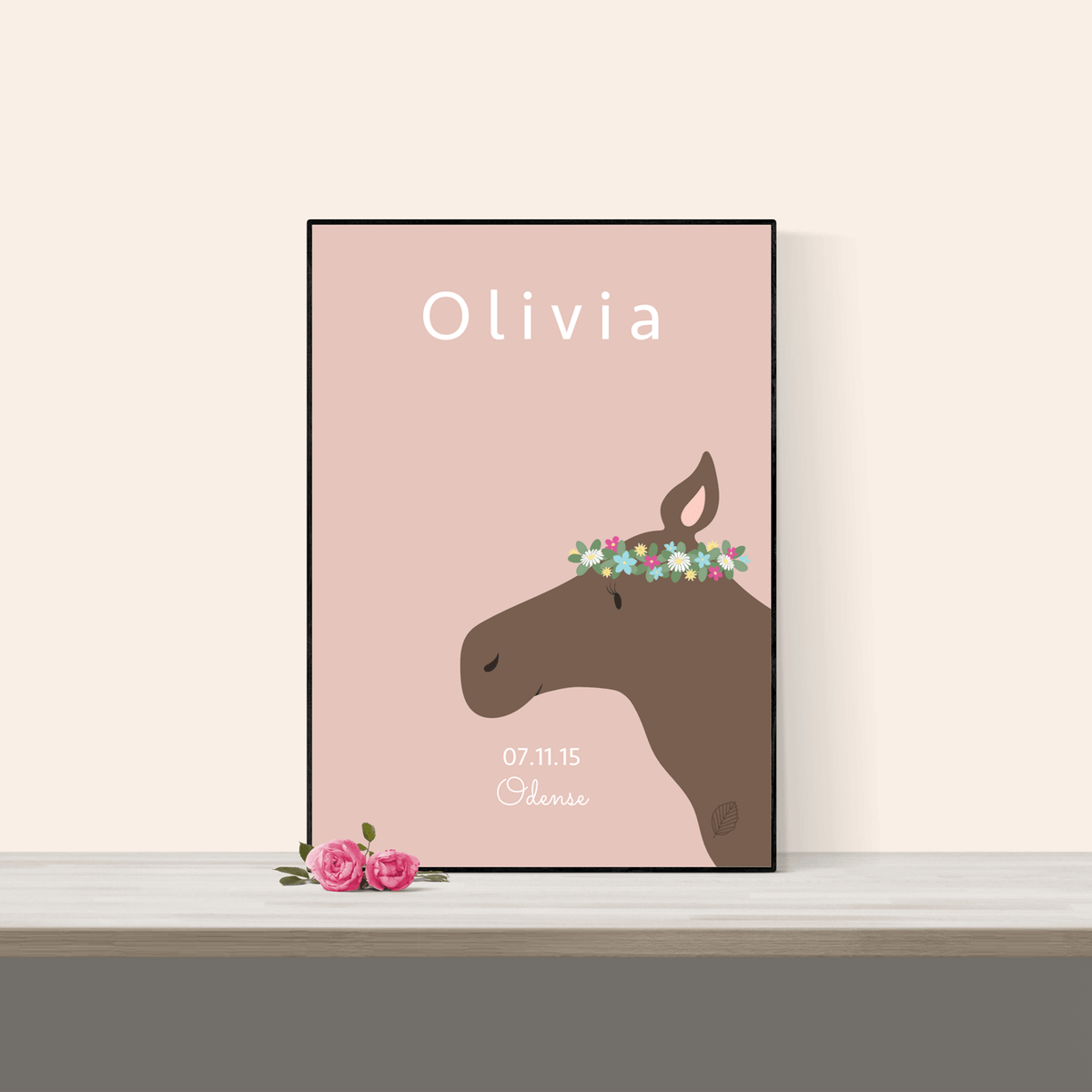 Personlig navneplakat med rosa elg, 50 x 70 cm i ramme af natur eg