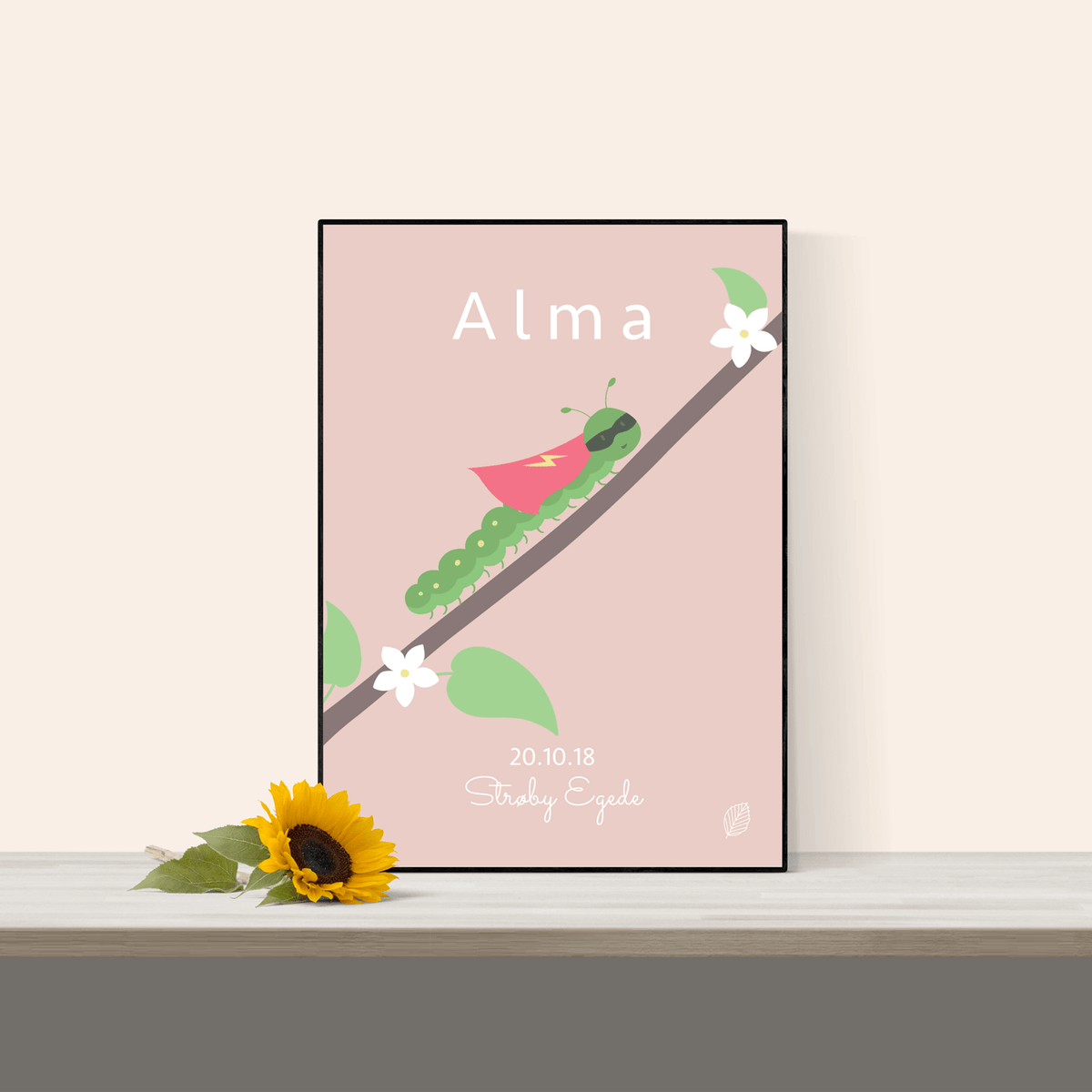 Personlig navneplakat med rosa kålorm i 50x70 cm ramme i natur eg
