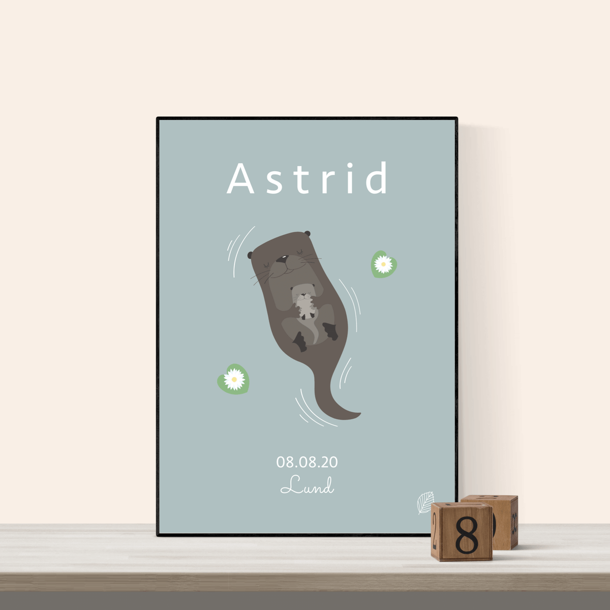 Personlig navneplakat med blå odder i ramme Sort Træ, 30 x 40 cm, fra Nordic Simply