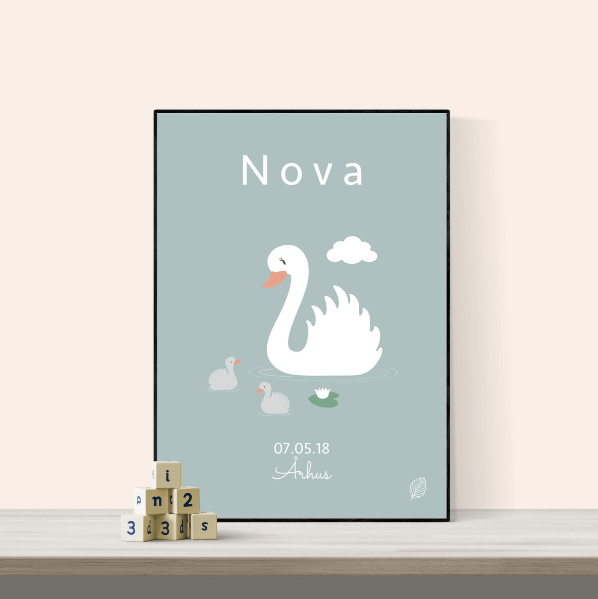 Personlig navneplakat med blå svane i størrelsen 30x40 cm uden ramme fra Nordic Simply