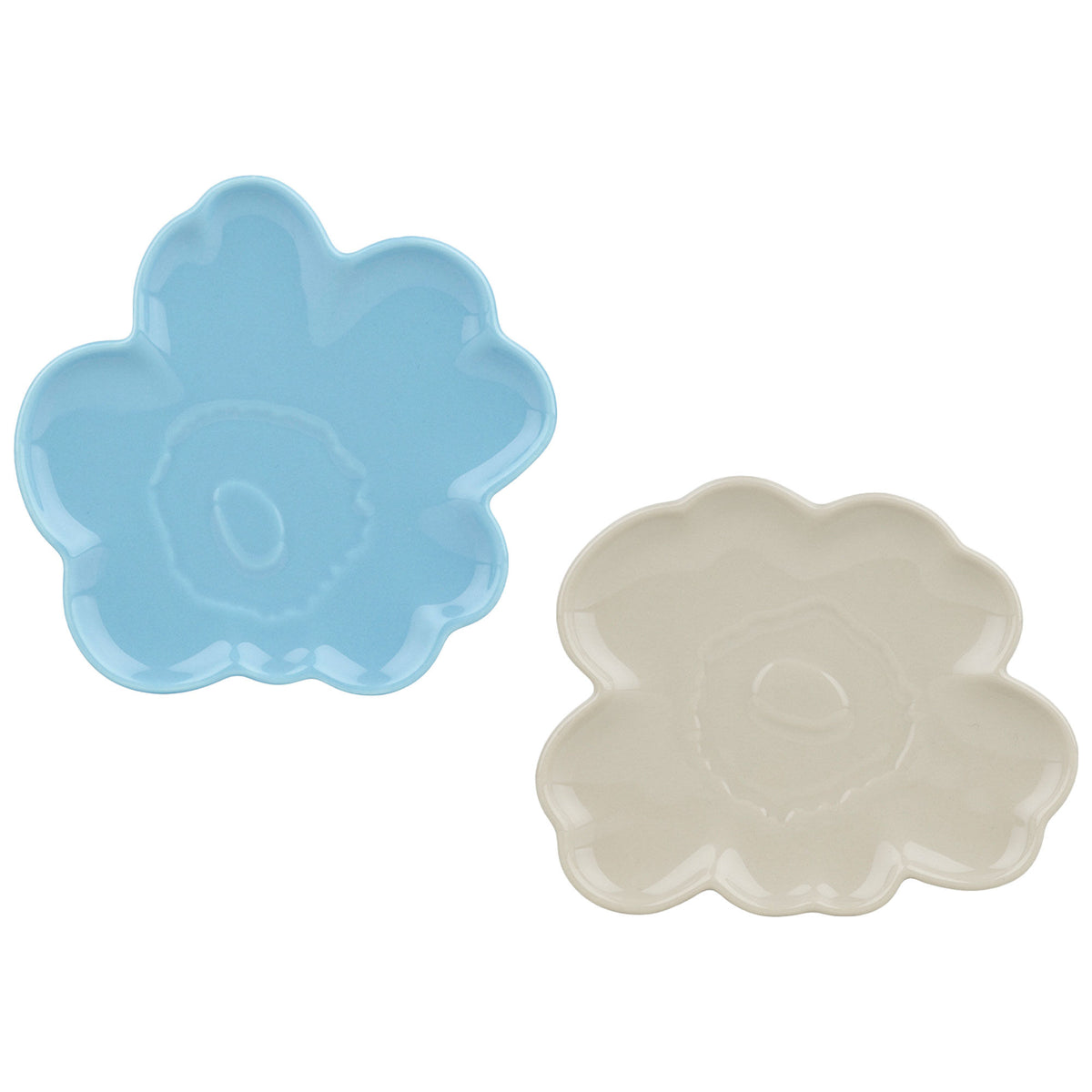 To små Marimekko Unikko Shape tallerkener i lyseblå og beige, formet som en blomst