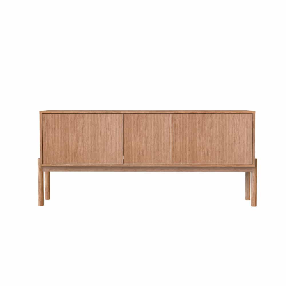 Se Nordic Skænk m. træben - Olieret eg finér ❤ Kæmpe udvalg i Storage & Shelves - Køb online på udsalg og tilbud lige nu ❤ Meget billig fragt og hurtig levering: 1 - 2 hverdage - Varenummer: StorageAndShelves-2250 og barcode / Ean: på lager - Udsalg på Møbler Spar op til 51% - Over 785 kendte brands på udsalg
