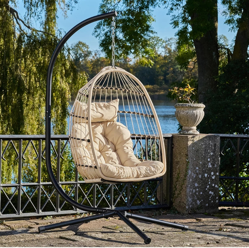 Skovlund Idun hængestol i flettet PE rattan med sort stålstativ og beige hynder