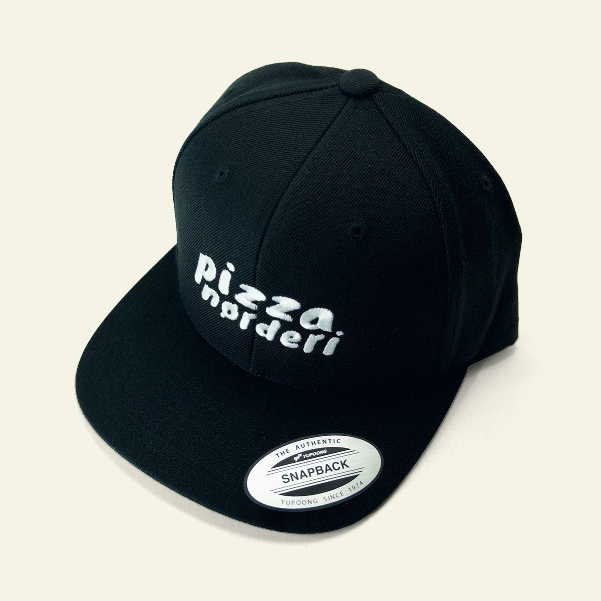 Sort Pizzanørderi Cappellino kasket med broderet Pizzanørderi-logo