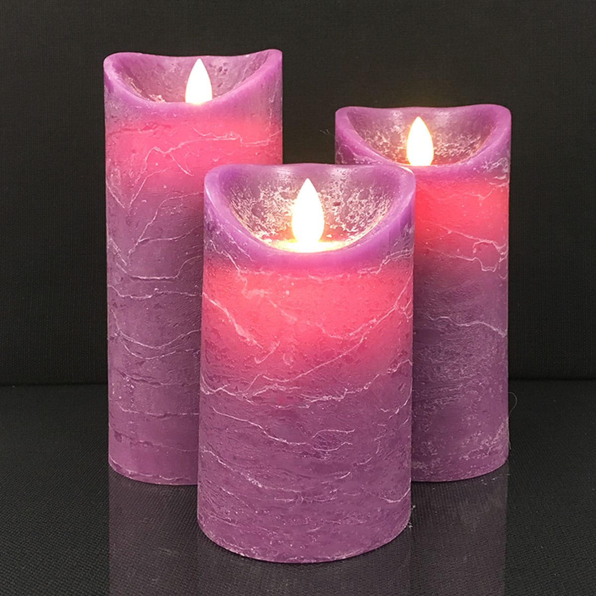 Se LED blok stearinlys - RUSTIK - 3 stk. - 10/125/15 cm - m/3D flamme - (flere farver) - Lilla ✔ Kæmpe udvalg i Satana - Køb online på udsalg og tilbud lige nu ✔ Billig fragt og hurtig levering - Varenummer: Satana-1161380 på lager - Udsalg på Personlig pleje > Op til 61% rabat - Over 1.329 brands på online udsalg