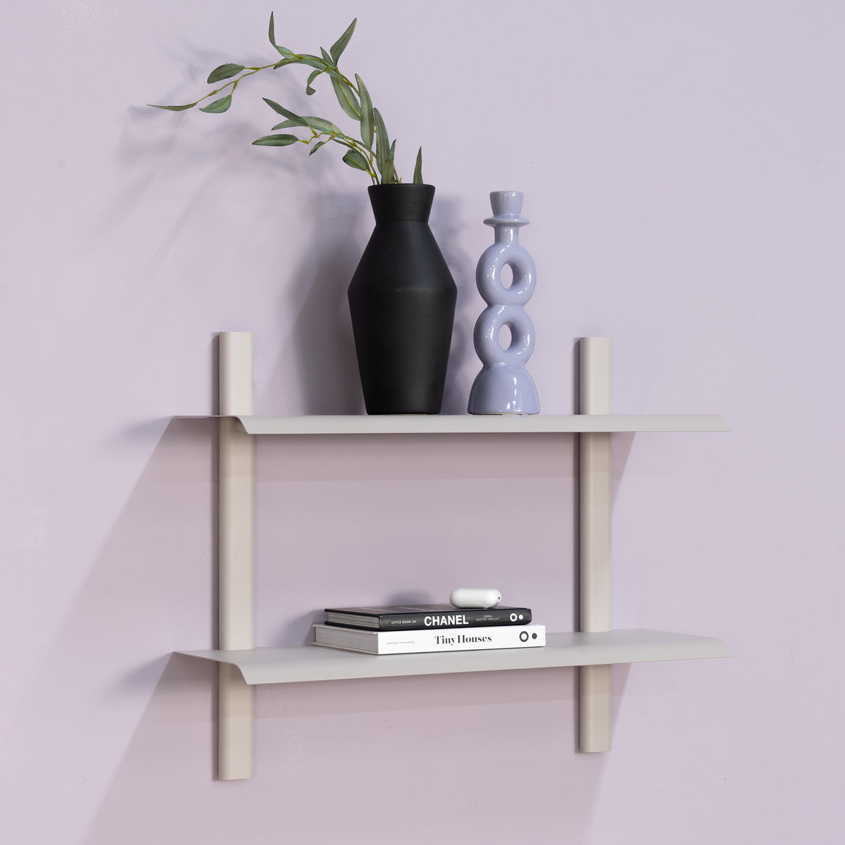 Se Repisa - Dobbelt væghylde i metal, 5 farver, bredde 60 cm. Silky taupe metal ❤ Kæmpe udvalg i 3-nordic - Køb online på udsalg og tilbud lige nu ❤ Meget billig fragt og hurtig levering - Varenummer: 3-nordic-8806-7320 og barcode / Ean: på lager - Udsalg på Dagligstue - Hylder Få op til 69% i rabat - Over 2.739 brands på stort udsalg