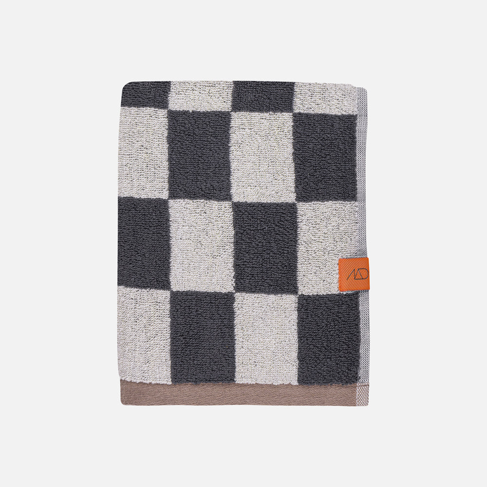 Se Mette Ditmer RETRO Økologisk håndklæde - Mørkegrå - 70x133 cm ❤ Kæmpe udvalg i Mette Ditmer - Køb online på udsalg og tilbud lige nu ❤ Lav fragtpris og hurtig levering - Varenummer: HomeFeeling-4996 og barcode / Ean: 5705764773843 på lager - Udsalg på Alt til badeværelset - Håndklæder Spar stort – op til 71% - Over 2.739 kendte brands på stort udsalg