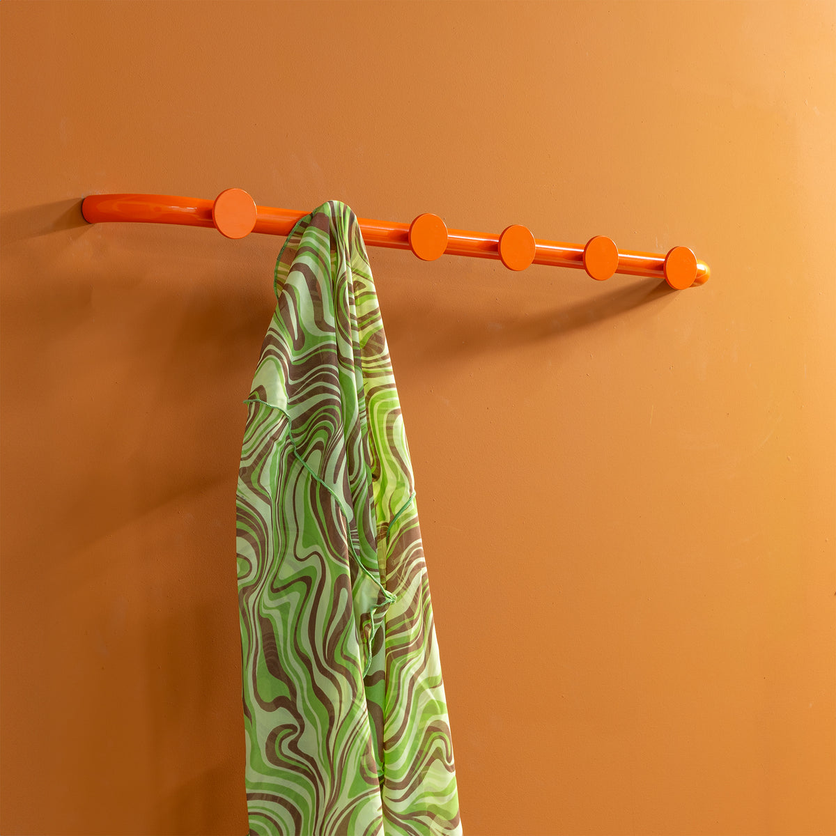 Se Flash - Knagerække i orange metal med seks knager ❤ Kæmpe udvalg i 3-nordic - Køb online på udsalg og tilbud lige nu ❤ Billig fragt • Hurtig levering - Varenummer: 3-nordic-8579 og barcode / Ean: på lager - Udsalg på Entre - Knagerækker Få op til 69% i rabat - Shop udsalg fra mere end 1.798 mærker