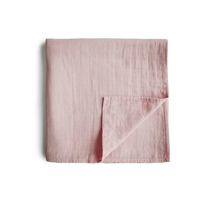 Mushie Swaddle muslin-svøb i farven Rose Vanilla