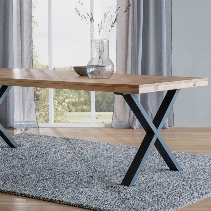 Rowico Home Brooklyn spisebord med lakeret egeplade og sorte X-ben i metal