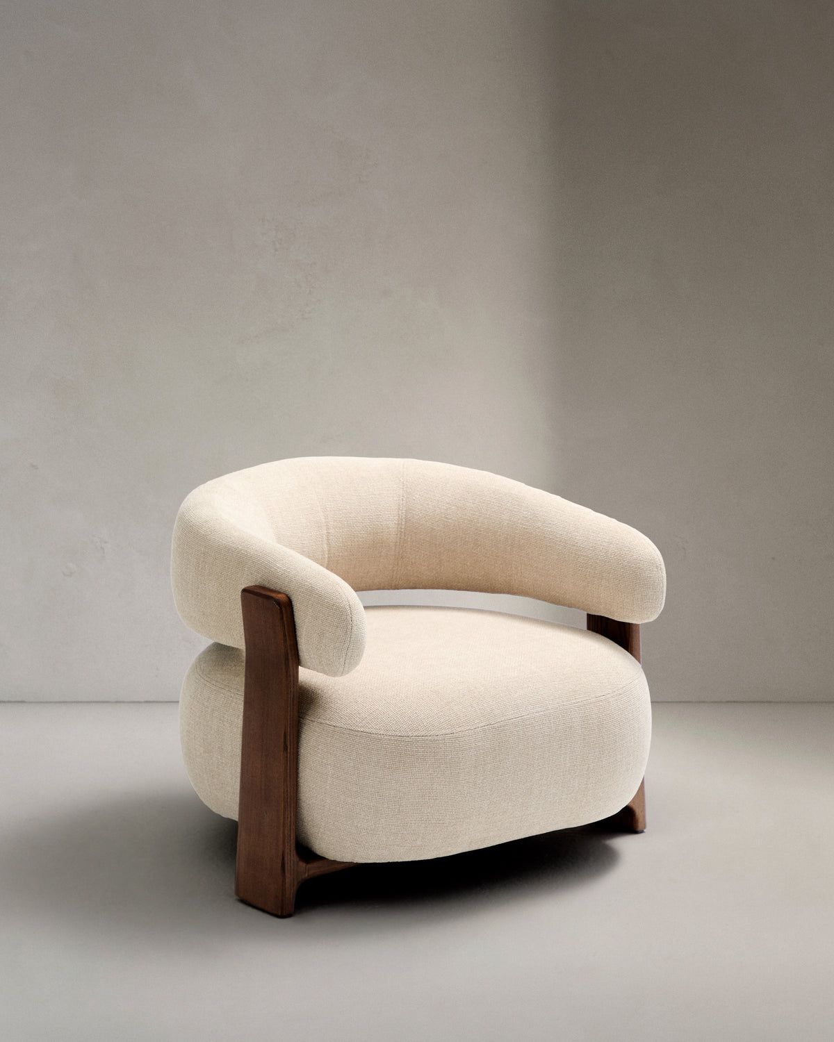Se KAVE HOME Granite lænestol, m. armlæn - beige chenille og valnøddefinish asketræ ❤ Kæmpe udvalg i Kave Home - Køb online på udsalg og tilbud lige nu ❤ Meget billig fragt og hurtig levering: 1 - 2 hverdage - Varenummer: Boboonline-113946 og barcode / Ean: 8433840971407 på lager - Udsalg på Møbler,Stole,Lænestole,
Møbler,
Stole,
Lænestole i stof,
Dagligstue,
Stole til stuen, Spar op til 51% - Over 785 kendte brands på udsalg