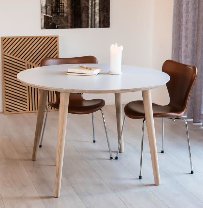 Se tilbud på DT 100 spisebord i hvid laminat med træben, ø 90 cm. Billigt udsalg! Hurtig levering: 1-2 hverdage. Varenummer: 3NDC-8240. Spar op til 56%.