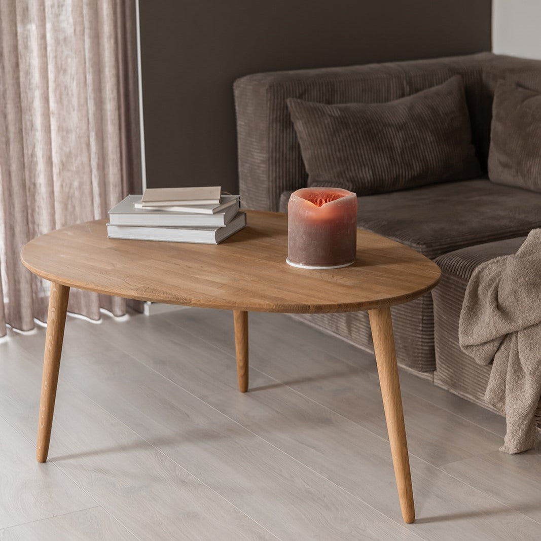 Se CT 10 - Sofabord i massiv eg med dråbeform og størrelse 107 x 79 cm Højde 40 cm Hvid olieret ❤ Kæmpe udvalg i 3-nordic - Køb online på udsalg og tilbud lige nu ❤ Meget billig fragt og hurtig levering - Varenummer: 3-nordic-676-2634 og barcode / Ean: på lager - Udsalg på Dagligstue - Sofaborde - Nordisk designs - enkelt, tidløst og elegant Op til 61% rabat - Over 2.739 mærker samlet ét sted