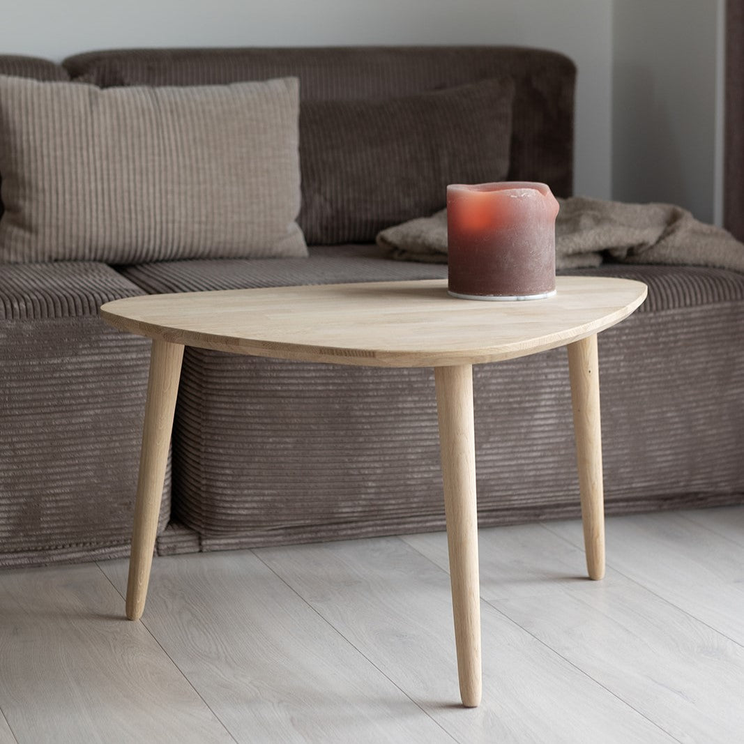 Se CT 10 - Sofabord i massiv eg med organisk trekantet form i størrelsen 65 x 93 cm Højde 45 cm Sæbebehandlet ❤ Kæmpe udvalg i 3-nordic - Køb online på udsalg og tilbud lige nu ❤ Billig fragt og hurtig levering - Varenummer: 3-nordic-1539-3215 og barcode / Ean: på lager - Udsalg på Dagligstue - Sofaborde - Nordisk designs - enkelt, tidløst og elegant Op til 61% rabat - Over 1.329 brands på online udsalg