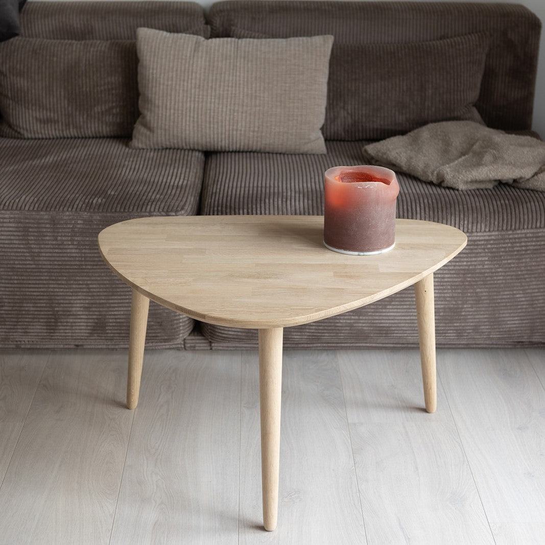 Se CT 10 - Sofabord i massiv eg med organisk trekantet form i størrelsen 82 x 118 cm Højde 45 cm Lakeret ❤ Kæmpe udvalg i 3-nordic - Køb online på udsalg og tilbud lige nu ❤ Billig fragt og hurtig levering - Varenummer: 3-nordic-1540-3228 og barcode / Ean: på lager - Udsalg på Dagligstue - Sofaborde - Nordisk designs - enkelt, tidløst og elegant Spar stort – op til 59% - Over 2.739 kendte brands på stort udsalg