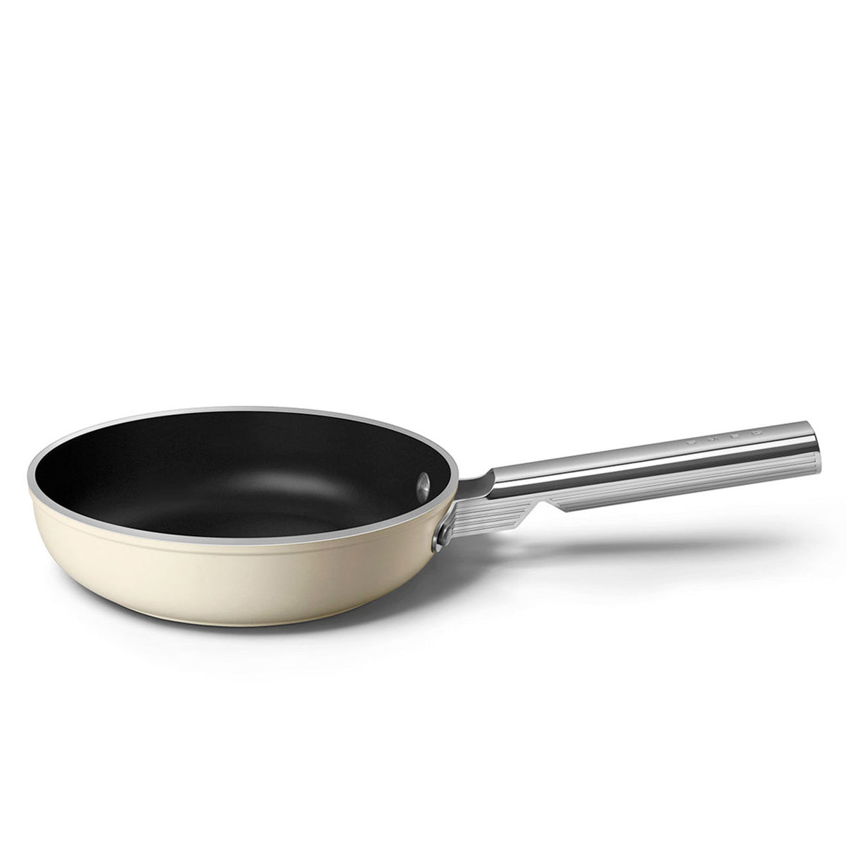 Cremefarvet Smeg stegepande med en diameter på 20 cm