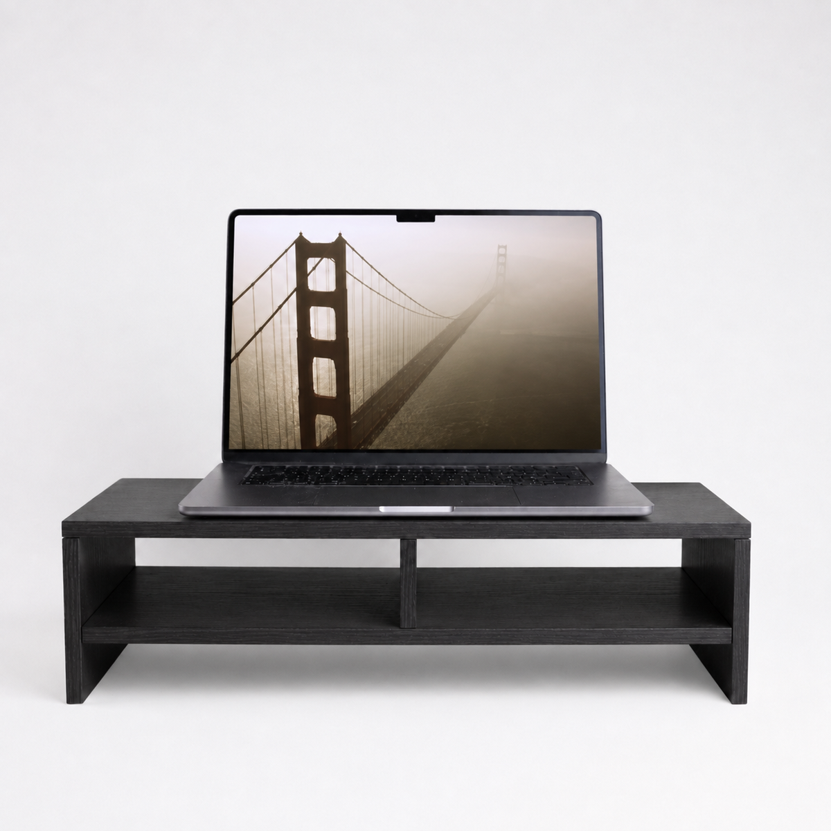 Sort skærmhylde fra Deskneat med skærm eller laptop på skrivebordet