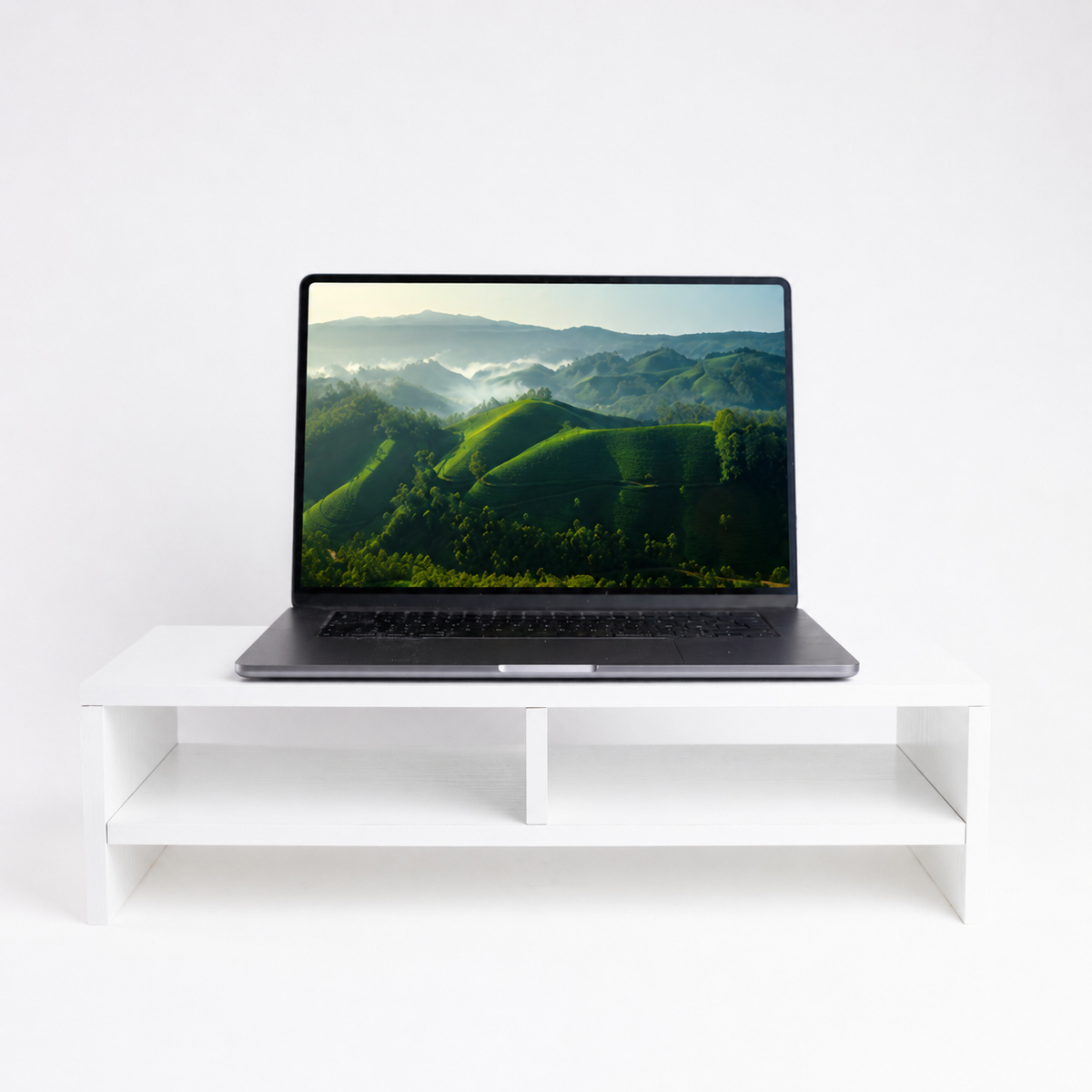 Hvid skærmhylde fra Deskneat til skærm eller laptop på et skrivebord