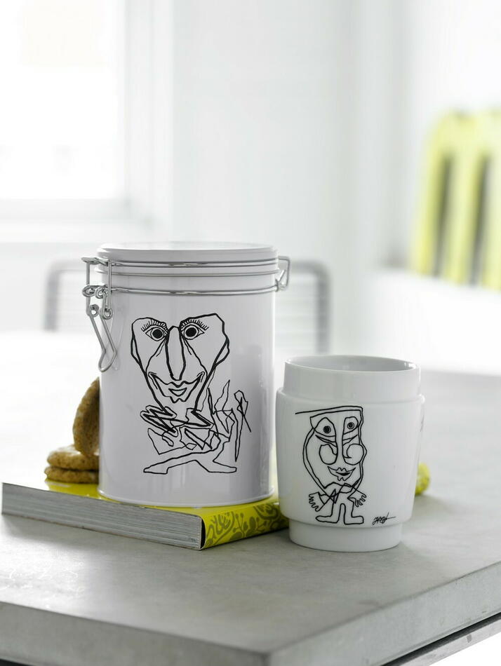 Sort og hvid termokop i porcelæn fra Steel-Function med kunst af Hans Chr. Thomsen