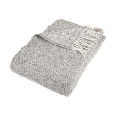 Se SAGA Grey uldplaid på tilbud! Billigt udsalg online. Hurtig levering (1-2 hverdage) og billig fragt. Spar op til 66%!